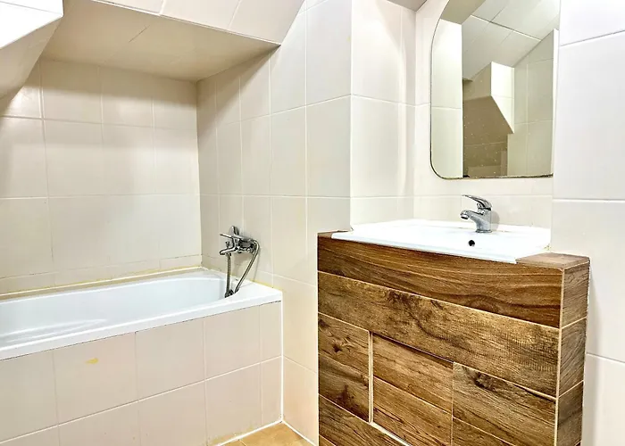 4-pokojowe Mieszkanie Przy Plazy & Parking Appartamento